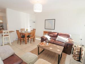un salon avec un canapé et une table dans l'établissement Little Haven, à Bamburgh