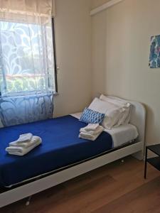 トラッペートにあるHoliday House Nonna Graziaのタオルが敷かれたベッドのある寝室