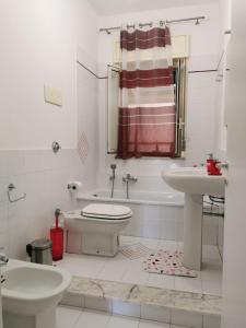 トラッペートにあるHoliday House Nonna Graziaのトイレと洗面台を備えた白いバスルーム