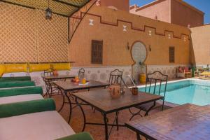 Bazén v ubytování Riad Parfums de OUARZAZATE nebo v jeho okolí