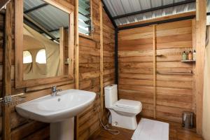 ein Bad mit einem WC und einem Waschbecken in der Unterkunft Wild Glamping Knuckles - Thema Collection in Rangala