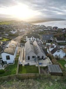 uma vista aérea de uma casa branca numa cidade em Prospect View Unit A em Portstewart