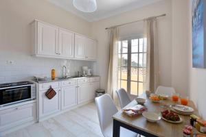 Η κουζίνα ή μικρή κουζίνα στο Dimitris Residence 1