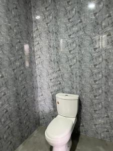 bagno con servizi igienici bianchi in camera di Serene Hostel a Aboman