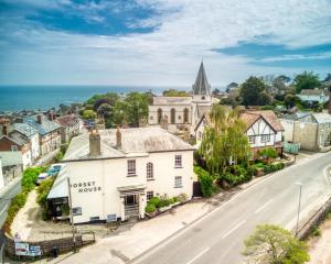 una vista aérea de una ciudad con iglesia en Dorset House, en Lyme Regis