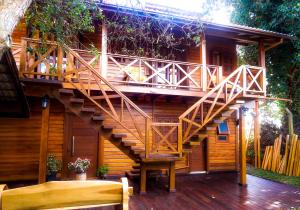 una escalera de madera que conduce a una casa en Chalés De Luxe Gramado, en Gramado