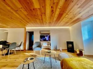 a room with a bed and a table and chairs at Appartement Rosa au coeur des 4 Vallées in Conthey