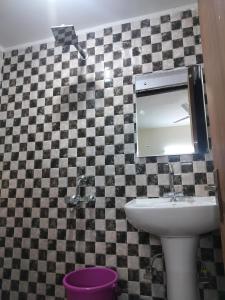 Et badeværelse på The Raveesh Apartment B6