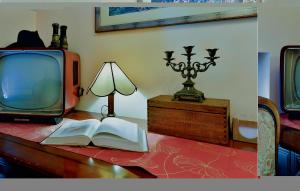- un livre ouvert sur une table à côté d'une télévision dans l'établissement Amazing Home In Vinica With Wifi, à Vinica