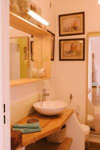 La salle de bains est pourvue d'un lavabo et d'un miroir. dans l'établissement La Petite Maison, à Marseille