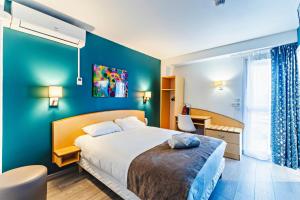 Voodi või voodid majutusasutuse The Originals City, Hôtel Éclipse, Lyon Est toas