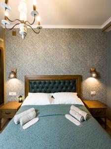 1 dormitorio con 1 cama con 2 toallas en VinoOdor - ვინოოდორ, en Telavi