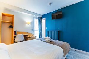 Voodi või voodid majutusasutuse The Originals City, Hôtel Éclipse, Lyon Est toas