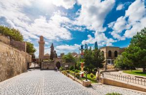 eine Straße in der Stadt Jerusalem mit einer Moschee in der Unterkunft Hotel & Bistro in Baku
