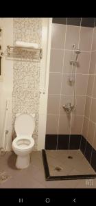 La salle de bains est pourvue d'une douche et de toilettes. dans l'établissement شقق فندقية التلال, à La Mecque