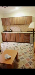ein Wohnzimmer mit einem Tisch und einer Küche in der Unterkunft شقق فندقية التلال in Mekka