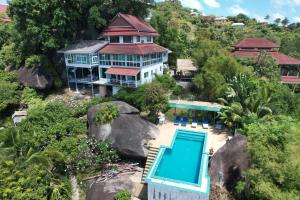 uma vista aérea de uma casa com piscina em Grand view @lamaibeach em Koh Samui