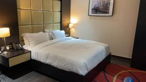 מיטה או מיטות בחדר ב-Rich Bridge Hotel