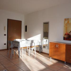 VenetoにあるCozy flat with terrace and shared poolの部屋にテーブルと椅子のあるキッチン