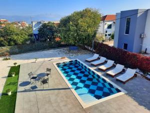 an overhead view of a swimming pool with chairs and a table at Holiday Home Nino with private pool in Slatine