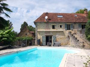 モンティニャックにあるLe Chai, gîte de charme avec piscineの建物前のスイミングプール付き住宅