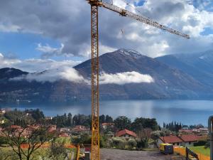 una grúa junto a un lago y una montaña en Casa del Net - Tremezzo, en Tremezzo