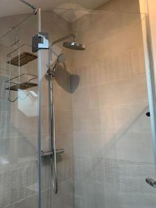 y baño con ducha y puerta de cristal. en Appartement moderne Bayeux centre, en Bayeux