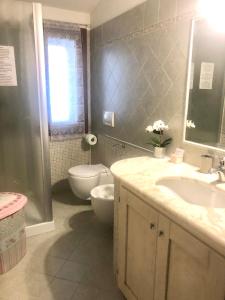 オルビアにあるONE BEDROOM WITH KITCHENETTE La Maison de Gioelのバスルーム(トイレ、洗面台、バスタブ付)