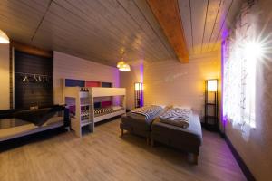 a bedroom with two bunk beds and a ceiling at Le Domaine du Verger gîtes et SPA in Osenbach