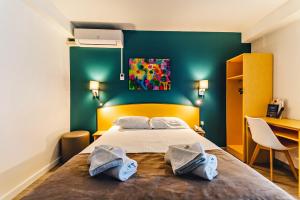 Voodi või voodid majutusasutuse The Originals City, Hôtel Éclipse, Lyon Est toas