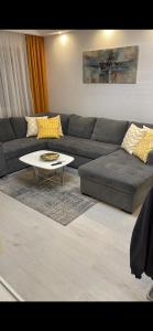 uma sala de estar com um sofá e uma mesa de centro em Best Apartment Augsburg em Augsburg