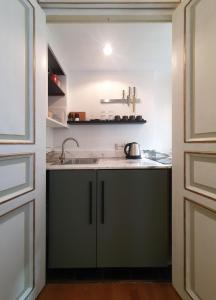 una pequeña cocina con fregadero y encimera en HomeMi Sant'Ambrogio Apartment en Milán