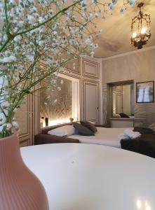 1 dormitorio con 2 camas y un árbol con flores blancas en HomeMi Sant'Ambrogio Apartment en Milán