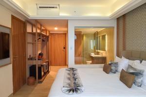 ein Hotelzimmer mit einem großen Bett und einem Bad in der Unterkunft Paradise Island 1 BR Beach View NE33 in Teluk Nara