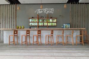 eine Bar mit Hockern vor einem Restaurant in der Unterkunft Paradise Island 1 BR Beach View NE33 in Teluk Nara