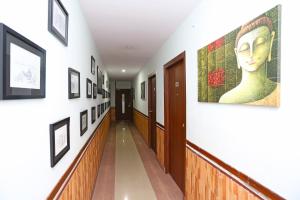 um corredor de um hospital com pinturas nas paredes em OYO The Stay em Ballygunge