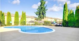 una piscina en un patio con árboles en Casa Bella Homes - Top floor 2-BR 1 Bath Condo, Centrally located, en Federal Way