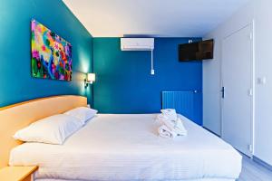 Voodi või voodid majutusasutuse The Originals City, Hôtel Éclipse, Lyon Est toas