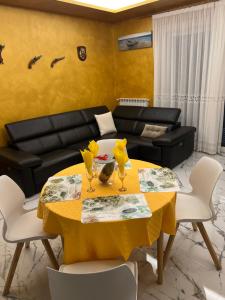 een woonkamer met een tafel en een bank bij Appartamento feriolo Margherita in Baveno