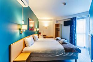 Voodi või voodid majutusasutuse The Originals City, Hôtel Éclipse, Lyon Est toas