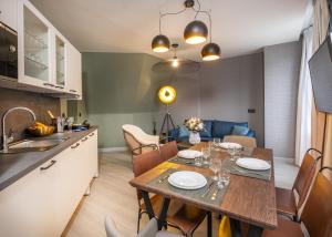 kuchnia i jadalnia ze stołem i krzesłami w obiekcie Appart'hôtel East Paris Suite w Paryżu