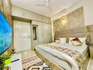 a bedroom with a large bed in a room at Tranquil Manor With Swimming Pool in Lucknow