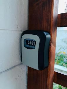 een thermostaat aan de zijkant van een muur bij Kiwi Gardens in Byala