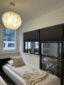 華沙的住宿－Apartament Centrum Warszawy Pereca，一间卧室设有一张床和两个窗户。