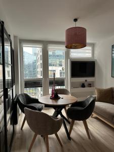 華沙的住宿－Apartament Centrum Warszawy Pereca，客厅配有桌椅和沙发