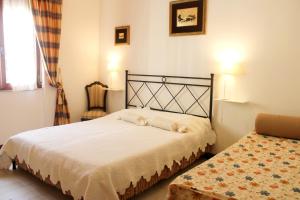 レヴァントにあるAppartamento Primula Rossaのベッドルーム1室(ベッド1台、椅子付)