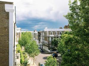 uma vista superior de uma cidade com edifícios e árvores em Pass the Keys Charming Victorian Gem Near Portobello Market - Explore Notting Hill in Style! em Londres