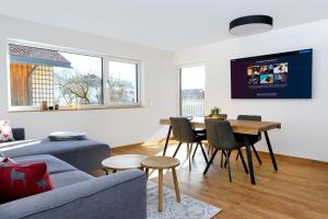 un soggiorno con un divano e un tavolo di Berg Fux - Ferienwohnung Billy der Hirsch a Sonthofen