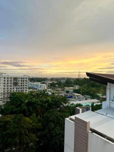 - Vistas a la ciudad al atardecer desde un edificio en Studio type condo - Matina Enclaves Residences Davao City, en Davao City