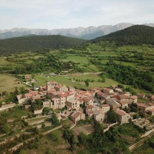 una vista aérea de un pueblo en las montañas en LA HOSTERIA DE TOLORIU, el alt Urgell en Toloríu